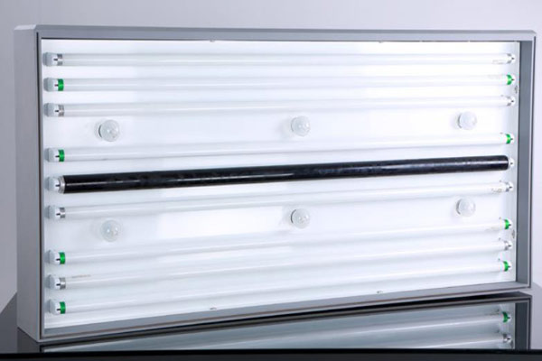 标准光源箱中的A光源是什么灯模拟实现的？