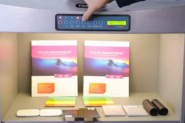 标准光源箱中CWF光源光色与什么光源相似？