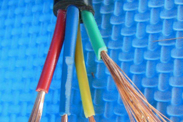 在标准光源箱中检测电缆线的色差