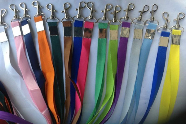 不同颜色的工牌吊绳